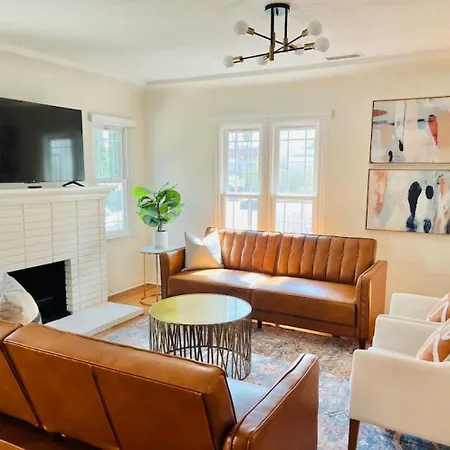 Elegant 3Br Home With Ac, Parking, & Close 2 Everything
